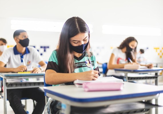 Educação, a nova fronteira da disputa de Renan Filho e JHC