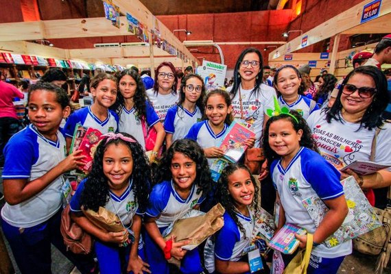 Vale-livro dado aos estudantes foi feito de papel reciclado
