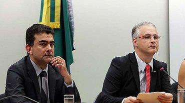 Cadeirante se levanta e empurra cadeira ao subir em ônibus de Maceió