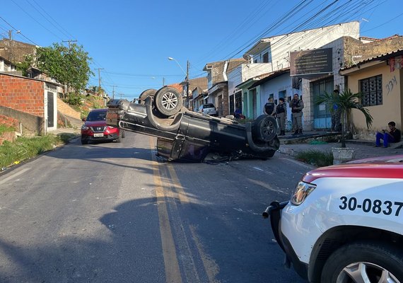 Vídeo: Motorista dorme ao volante e capota carro em ladeira da Chã de Bebedouro