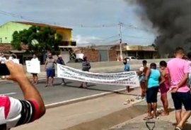 Durante protesto, moradores de Campo Alegre bloqueiam trecho da AL-220