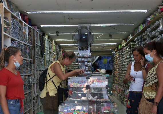 Especialista defende o uso de máscaras em ambientes fechados