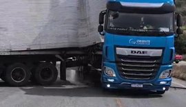 Colisão entre caminhões deixa trânsito lento na BR-101, em Pilar