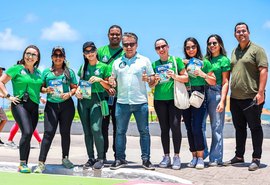 Candidato a vereador destaca engajamento com eleitores em panfletagem na orla