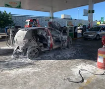 Carro explode e deixa 3 feridos ao abastecer em posto de gasolina; veja o vídeo