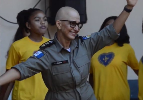 Na luta contra câncer, tenente-coronel de AL, Claúdia Falcão, recebe homenagem que emociona a WEB