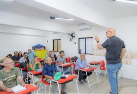 Idosos superam desafios e voltam à escola para aprender um novo idioma