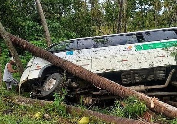 Van se envolve em acidente e deixa pessoas feridas na AL-101 Norte
