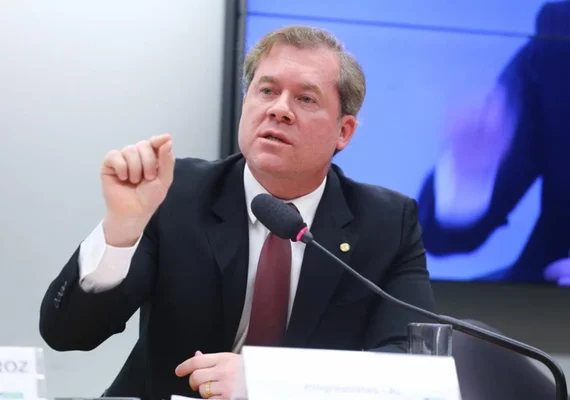 Deputado alagoano defende casamento gay e provoca: ‘’Entre quatro paredes, leões sussurram como gatinhos’’