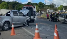 Batida entre carros deixa pessoa presa em veículo na Grande Maceió; veja