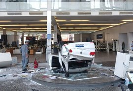 Carro cai do segundo andar de concessionária e deixa três feridos