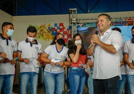 Governador anuncia início de pagamento do Cartão Escola 10 para 27 de dezembro