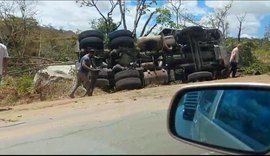 Caminhão com carga de cimento sai de pista e tomba na BR-101, em Teotônio