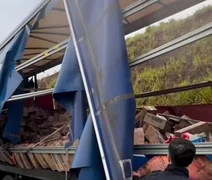Saqueadores ameaçam motorista e roubam carga após tombamento na BR-101