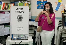 Candidata à reeleição, Fabiana Pessoa vai à urna