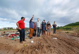 Alfredo Gaspar visita moradores da Vila Emater onde funcionava o antigo lixão da capital