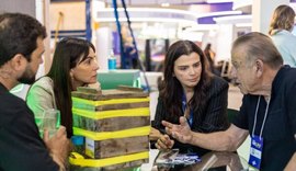 Giovanna Antonelli visita estande do Sistema Faeal no evento NEON 2026