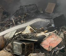 Bombeiros controlam incêndio de grandes proporções em ferro-velho de Arapiraca