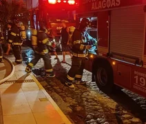 Mulher morre carbonizada após incêndio destruir barracos em Maceió