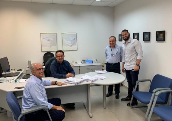 PREFEITO SE REÚNE COM A CAIXA PARA PAVIMENTAÇÃO DE RUAS EM ARAPIRACA