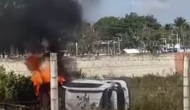 Carro capota e pega fogo na AL-220, em Arapiraca