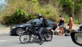 Colisão entre carro e moto deixa homem ferido no Jacintinho