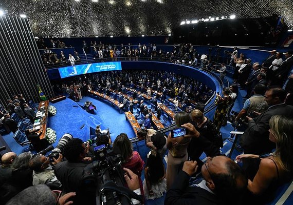 Senadores tomam posse no Plenário