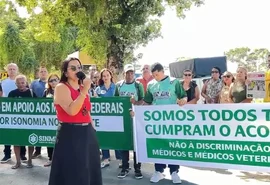 Médicos e veterinários de IFs denunciam descumprimento de acordo salarial em protesto na Ufal