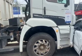 Acidente com perseguição entre caminhão e carro trava avenida em Maceió