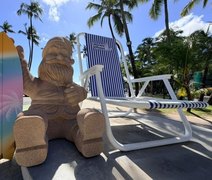Papai Noel “de areia” é instalado ao lado da Cadeira Gigante para o Natal de Maceió
