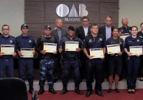 Guardas municipais de Alagoas  recebem certificado de operadores de armas de choque