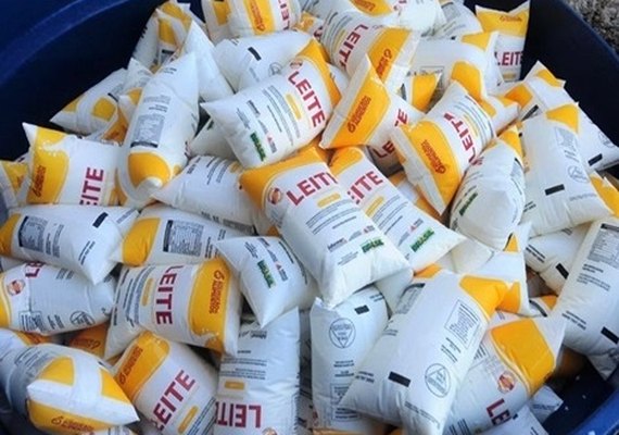 Renan Filho libera pagamento do programa do leite