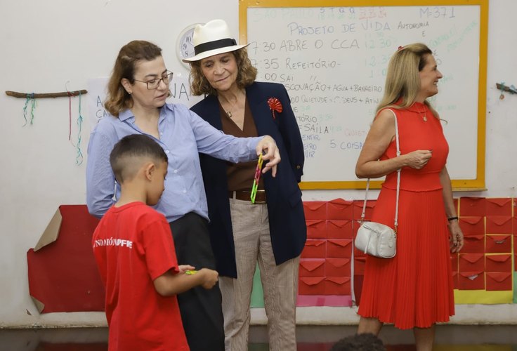 Crianças da periferia apresentam hip-hop à Infanta Elena de Borbón, membro da família real espanhola