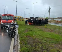 Motorista fica ferida após caminhonete capotar na Rota do Mar, em Maceió