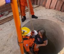 Mulher cai em fossa de aproximadamente 6 metros e é resgatada, em Arapiraca