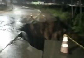 Cratera se abre em Pilar após fortes chuvas