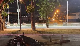 Motociclista morre após colisão com caminhão em avenida de Maceió; motorista fugiu