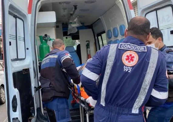 Acidente entre caminhão e moto deixa uma pessoa gravemente ferida em Maceió