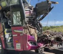 Batida entre ônibus de sacoleiros e caminhão mata 2 e fere mais de 40