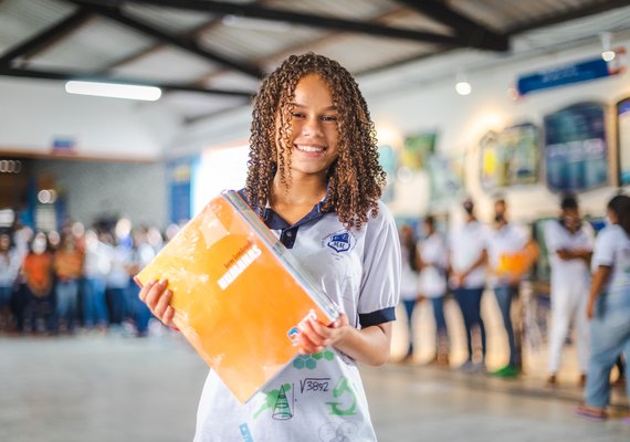 Educação inicia distribuição do Kit Foca no Enem nas escolas da rede pública estadual