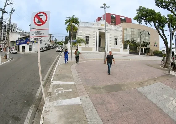 Praça Deodoro passa a ter ponto de parada para ônibus escolares e de turismo