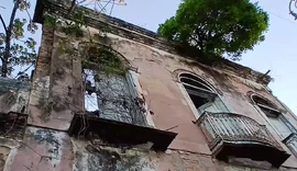 Crianças caem de sacada de casarão abandonado no bairro do Jaraguá