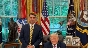 Bolsonarismo vira sinônimo de pilantragem, lambuza direita e galera satiriza foto caricata de Flávio com Trump