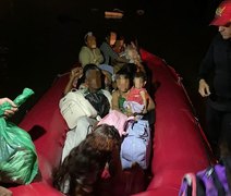 Corpo de Bombeiros resgata 20 moradores vítimas das chuvas na Levada, em Maceió