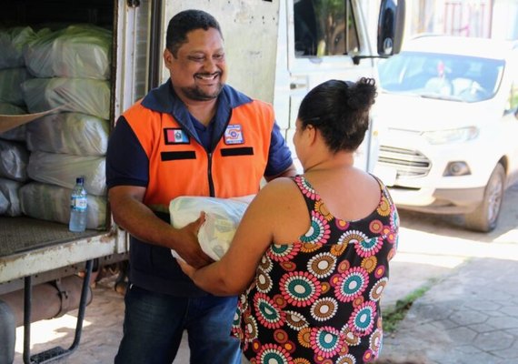 Moradores do Pontal afetados pelas fortes chuvas recebem cestas básicas