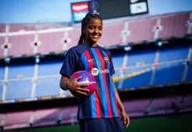 Alagoana Geyse faz história e levanta taça da Champions League de futebol feminino