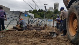 Casal e LEF Construções efetuam reparo em rede coletora de esgoto no Centro de Maceió