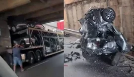 Caminhão-cegonha carregado de veículos novos entala em viaduto e carros da carga ficam destruídos; confira