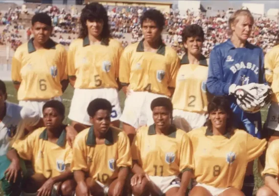 Primeira seleção feminina de futebol do Brasil é tema de documentário