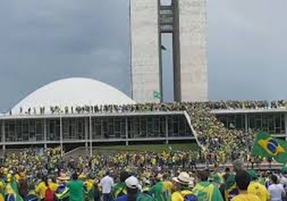 Bolsonaristas enfrentam polícia e invadem prédio do Congresso em Brasília